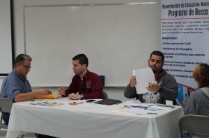 Los estudiantes solicitaron para recibir beneficios del Programa de Becas Municipales.