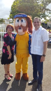 De izquierda a derecha, la rectora del Recinto, Dra. Olga Hernández, el Pionero y el decano asociado de Asuntos Estudiantiles, Alejandro Ruiz.