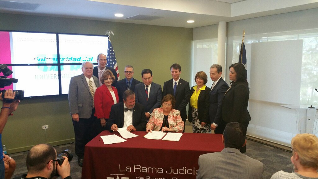 El acuerdo fue firmado por el presidente de ACUP y de la Pontificia Universidad Católica de Puerto Rico, Dr. Jorge Iván Vélez Arocho y la jueza presidenta del Tribunal Supremo, Liana Fiol Matta.