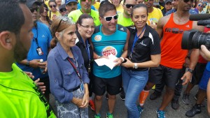 Un grupo de empleados y estudiantes del recinto de Mayagüez de la Pontificia Universidad Católica de Puerto Rico se unió al comediante Raymond Arrieta en su campaña Da Vida.