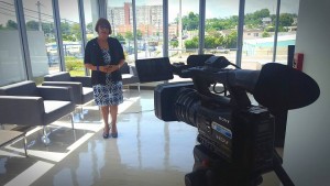 La Dra. Olga Hernández de Patiño da la bienvenida a los estudiantes.