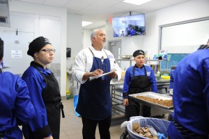 Chef Luis Piñeiro de nivel universitario imparte instrucciones en el área de cocina. 
