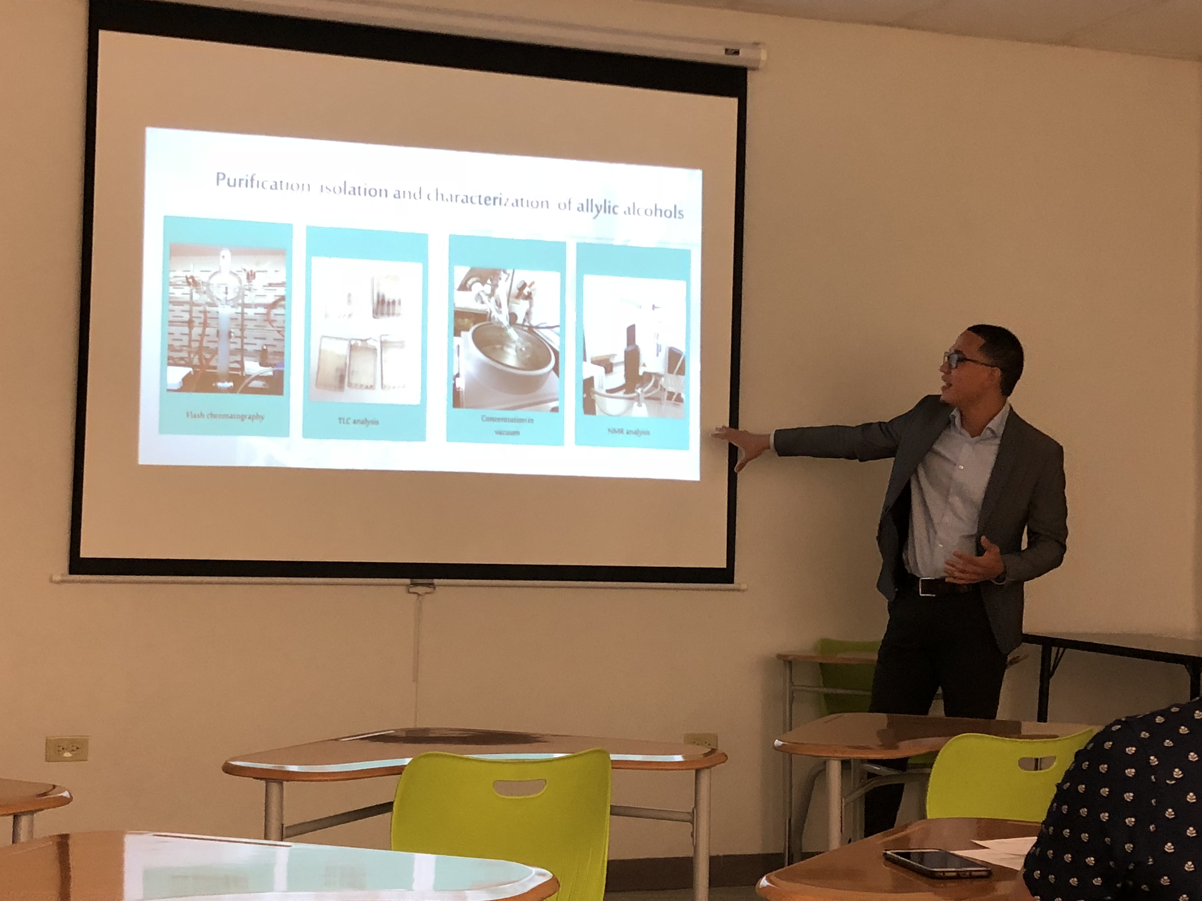 José Martínez durante la presentación final del internado de verano 2018. El Pionero explicó las técnicas utilizadas para la investigación.