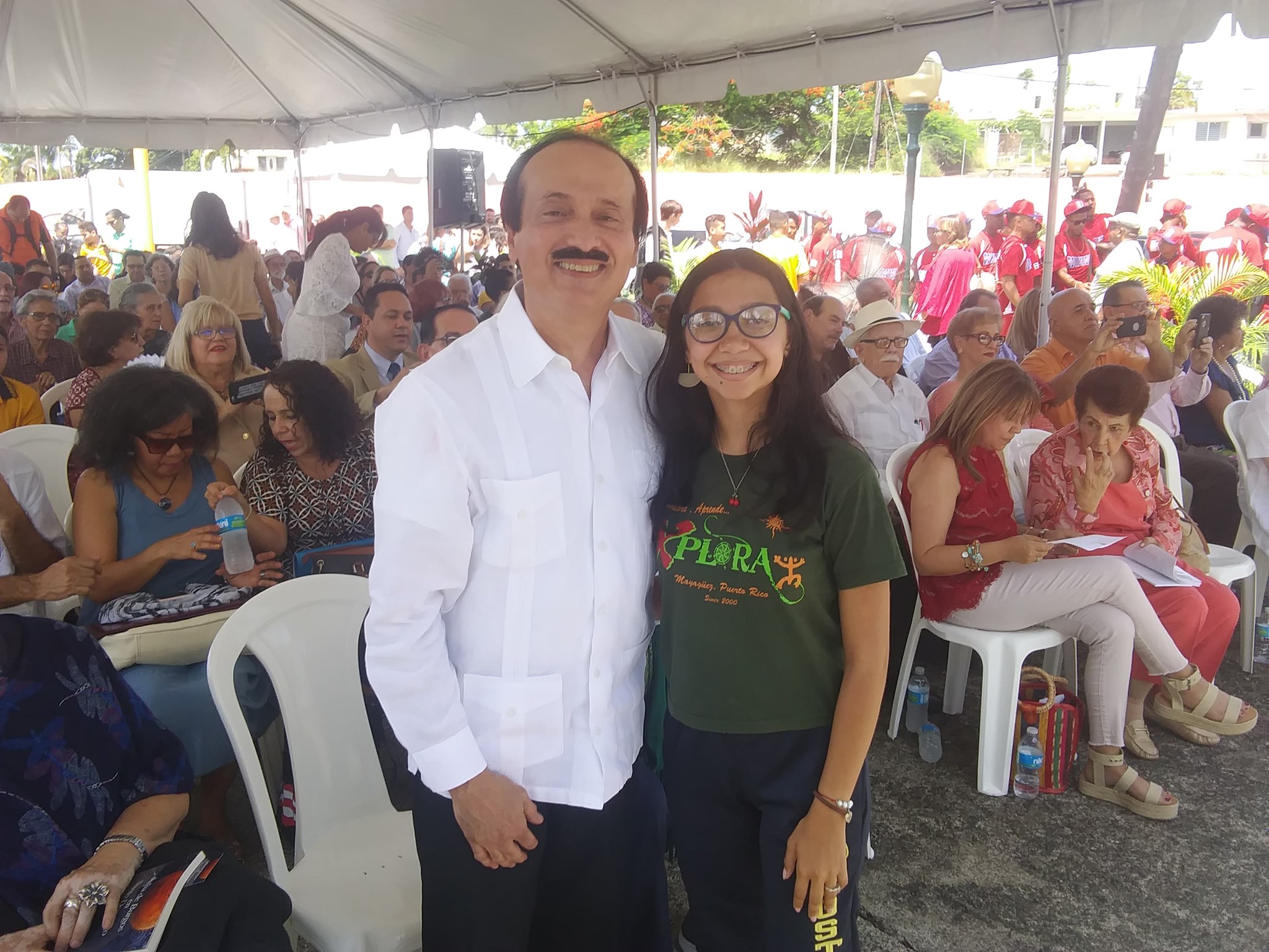 El alcalde de Mayagüez. José Guillermo Rodríguez junto a la joven Pionera.